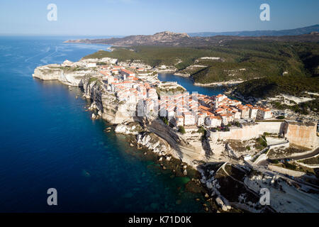 Vista aerea di rocce calcaree e la città vecchia di Bonifacio, Corsica, Francia Foto Stock