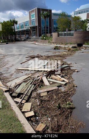 I detriti sono sparsi in aree di waterfront di Jacksonville, Fl, dopo l'uragano irma, martedì 12 settembre, 2017. Foto Stock