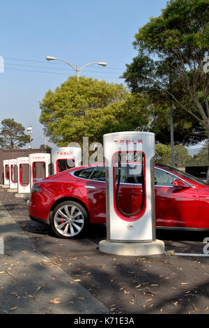 Tesla 'S' sedan collegato a 480 volt (ricarica rapida) Supercharger stazione. Foto Stock