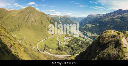 Panorama sulla Valle Leventina e le montagne circostanti dalla strada per il Passo del San Gottardo, Svizzera Foto Stock