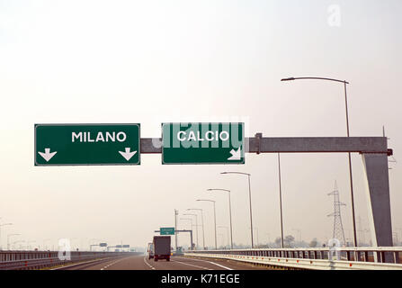 Grande cartello stradale sulle autostrade italiane per la città che si chiamano milano e calcio Foto Stock