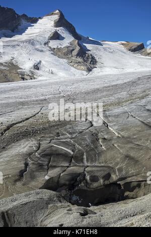 Mont Des Poilus Mountain Peak, paesaggio glaciale incrinato dei ghiacciai delle Montagne Rocciose canadesi. Yoho National Park Winter Blue Skyline BC Canada Foto Stock