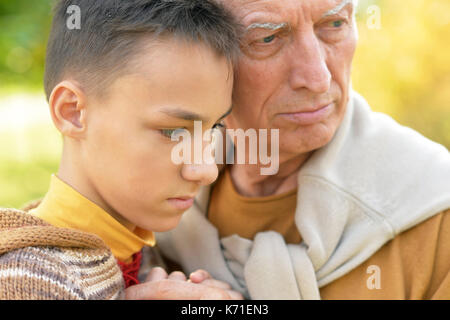 Nonno e nipote nel parco autunnali Foto Stock