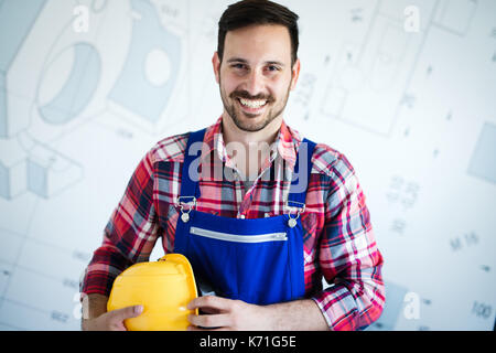 Ritratto di giovane meccanico con bracci incrociati Foto Stock