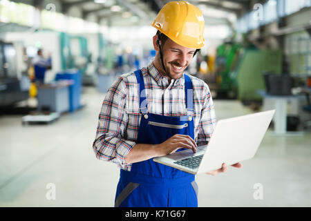 Il supervisore di fare il controllo di qualità e controllo pruduction in fabbrica Foto Stock