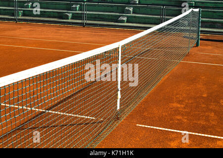 Vuoto campo da tennis in terra battuta in una giornata di sole Foto Stock