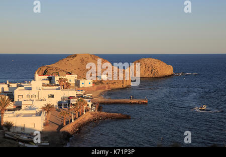 Piccolo villaggio di pescatori di Isleta del Moro, Parco Naturale Cabo de Gata, Almeria, Spagna Foto Stock