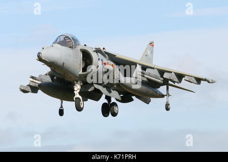 RAF Harrier da 4 Stormo di approccio nella RAF Cottesmore nel 2008, pochi anni prima della Harrrier è stato tagliato dal servizio e venduto negli Stati Uniti per i ricambi. Foto Stock