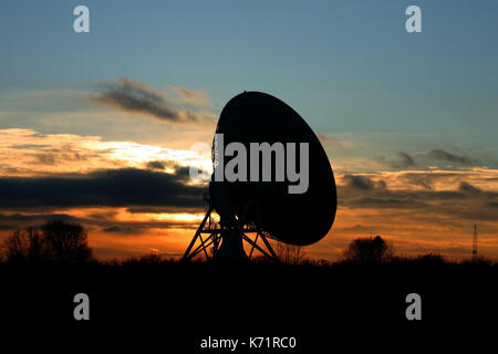 La Merlin radio telescope stagliano al tramonto. Mullard osservatorio è situato a sud-ovest di Cambridge, UK. Foto Stock