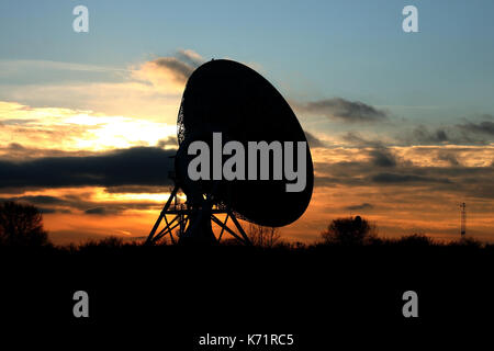 La Merlin radio telescope stagliano al tramonto. Mullard osservatorio è situato a sud-ovest di Cambridge, UK. Foto Stock