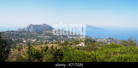 Vista verso Capri dalla città di Termini sulla penisola sorrentina Foto Stock