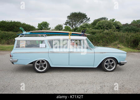 50S / 60s vinatge auto con tavole da surf in Cornovaglia, UK. Foto Stock