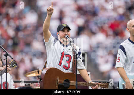 Houston, TX, Stati Uniti d'America. Decimo Sep, 2017. Mike Eli di Eli Giovani Band esegue durante il tempo di emisaturazione di NFL di una partita di calcio tra la Houston Texans e Jacksonville Jaguars a NRG Stadium di Houston, TX. I giaguari hanno vinto la partita 29-7.Trask Smith/CSM/Alamy Live News Foto Stock