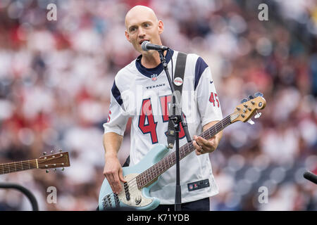 Houston, TX, Stati Uniti d'America. Decimo Sep, 2017. Jon Jones della Eli Giovani Band esegue durante il tempo di emisaturazione di NFL di una partita di calcio tra la Houston Texans e Jacksonville Jaguars a NRG Stadium di Houston, TX. I giaguari hanno vinto la partita 29-7.Trask Smith/CSM/Alamy Live News Foto Stock