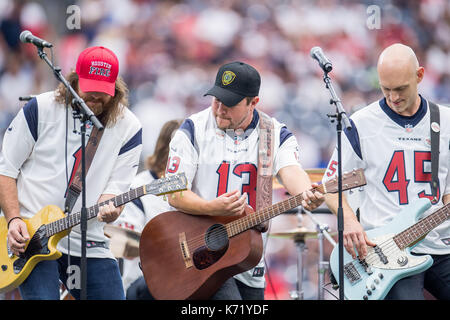 Houston, TX, Stati Uniti d'America. Decimo Sep, 2017. L'Eli Giovani Band esegue durante il tempo di emisaturazione di NFL di una partita di calcio tra la Houston Texans e Jacksonville Jaguars a NRG Stadium di Houston, TX. I giaguari hanno vinto la partita 29-7.Trask Smith/CSM/Alamy Live News Foto Stock