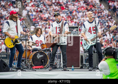 Houston, TX, Stati Uniti d'America. Decimo Sep, 2017. L'Eli Giovani Band esegue durante il tempo di emisaturazione di NFL di una partita di calcio tra la Houston Texans e Jacksonville Jaguars a NRG Stadium di Houston, TX. I giaguari hanno vinto la partita 29-7.Trask Smith/CSM/Alamy Live News Foto Stock
