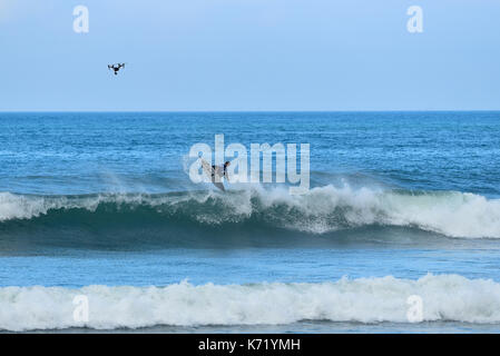 San Clemente, STATI UNITI D'AMERICA. 13 Settembre, 2017. Surfers competere testa a testa durante il 2017 Hurley Pro surf contest in basso a tralicci, San Onofre State Park, CA. Surfer: Josh Kerr (AUS). Credito: Benjamin Ginsberg/Alamy Live News. Foto Stock