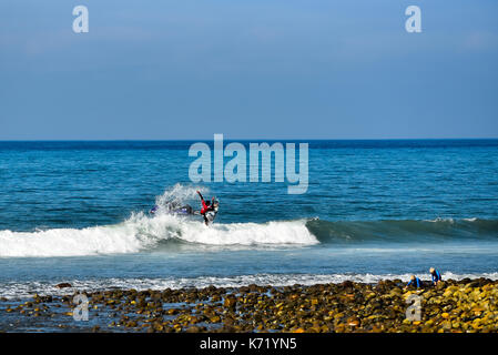 San Clemente, STATI UNITI D'AMERICA. 13 Settembre, 2017. Surfers competere testa a testa durante il 2017 Hurley Pro surf contest in basso a tralicci, San Onofre State Park, CA. Surfer: Gabriel Medina (BRA). Credito: Benjamin Ginsberg/Alamy Live News. Foto Stock