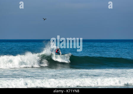 San Clemente, STATI UNITI D'AMERICA. 13 Settembre, 2017. Surfers competere testa a testa durante il 2017 Hurley Pro surf contest in basso a tralicci, San Onofre State Park, CA. Surfer: Gabriel Medina (BRA). Credito: Benjamin Ginsberg/Alamy Live News. Foto Stock