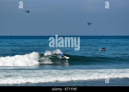 San Clemente, STATI UNITI D'AMERICA. 13 Settembre, 2017. Surfers competere testa a testa durante il 2017 Hurley Pro surf contest in basso a tralicci, San Onofre State Park, CA. Surfer: Jadson Andre (BRA). Credito: Benjamin Ginsberg/Alamy Live News. Foto Stock