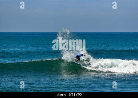 San Clemente, STATI UNITI D'AMERICA. 13 Settembre, 2017. Surfers competere testa a testa durante il 2017 Hurley Pro surf contest in basso a tralicci, San Onofre State Park, CA. Surfer: Wiggolly Dantas (BRA). Credito: Benjamin Ginsberg/Alamy Live News. Foto Stock