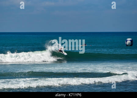 San Clemente, STATI UNITI D'AMERICA. 13 Settembre, 2017. Surfers competere testa a testa durante il 2017 Hurley Pro surf contest in basso a tralicci, San Onofre State Park, CA. Surfer: Adrian Buchan (AUS). Credito: Benjamin Ginsberg/Alamy Live News. Foto Stock