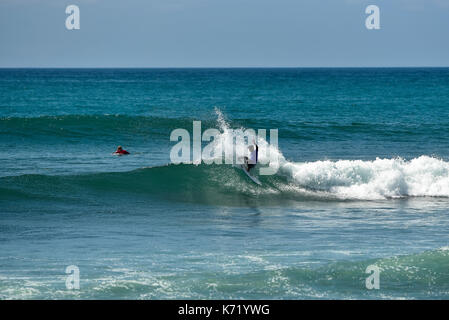 San Clemente, STATI UNITI D'AMERICA. 13 Settembre, 2017. Surfers competere testa a testa durante il 2017 Hurley Pro surf contest in basso a tralicci, San Onofre State Park, CA. Surfer: Hiroto Ohhara (JPN). Credito: Benjamin Ginsberg/Alamy Live News. Foto Stock