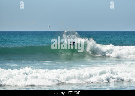 San Clemente, STATI UNITI D'AMERICA. 13 Settembre, 2017. Surfers competere testa a testa durante il 2017 Hurley Pro surf contest in basso a tralicci, San Onofre State Park, CA. Surfer: Kanoa Igarashi (USA). Credito: Benjamin Ginsberg/Alamy Live News. Foto Stock