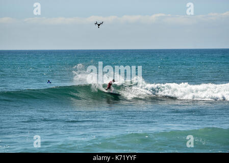 San Clemente, STATI UNITI D'AMERICA. 13 Settembre, 2017. Surfers competere testa a testa durante il 2017 Hurley Pro surf contest in basso a tralicci, San Onofre State Park, CA. Credito: Benjamin Ginsberg/Alamy Live News. Foto Stock