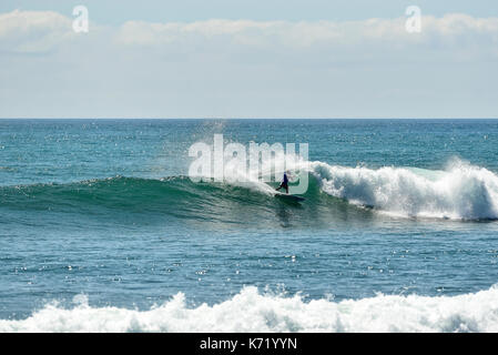 San Clemente, STATI UNITI D'AMERICA. 13 Settembre, 2017. Surfers competere testa a testa durante il 2017 Hurley Pro surf contest in basso a tralicci, San Onofre State Park, CA. Surfer: Bede Durbidge (AUS). Credito: Benjamin Ginsberg/Alamy Live News. Foto Stock