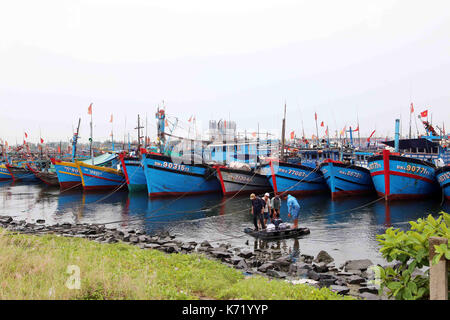 Da Nang, Vietnam. Xiv Sep, 2017. Le navi sono visti in un porto di Da Nang, Vietnam centrale, sept. 14, 2017. Le autorità dal Vietnam del nord di quang ninh provincia centrale di khanh hoa provincia sarà giovedì divieto di navi di andare al mare per evitare l avvicinarsi del tifone doksuri, centrali del paese dal comitato direttivo per la catastrofe naturale la prevenzione e il controllo di detto mercoledì. Credito: vna/xinhua/alamy live news Foto Stock