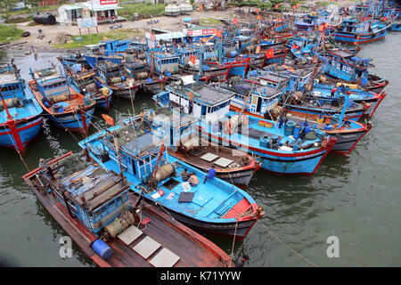 Da Nang, Vietnam. Xiv Sep, 2017. Le navi sono visti in un porto di Da Nang, Vietnam centrale, sept. 14, 2017. Le autorità dal Vietnam del nord di quang ninh provincia centrale di khanh hoa provincia sarà giovedì divieto di navi di andare al mare per evitare l avvicinarsi del tifone doksuri, centrali del paese dal comitato direttivo per la catastrofe naturale la prevenzione e il controllo di detto mercoledì. Credito: vna/xinhua/alamy live news Foto Stock