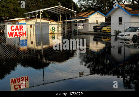 Elfers, Stati Uniti. Xiii Sep, 2017. 13 settembre 2017- elfers, Florida, Stati Uniti - un lavaggio auto business è visto invaso dall'acqua dal vicino fiume anclote in elfers, Florida il 13 settembre 2017. Il fiume è salito a quattro piedi sopra alluvione in fase dopo il passaggio dell uragano irma. Credito: Paul Hennessy/alamy live news Foto Stock