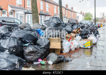 Sparkhill, Birmingham, Regno Unito. 14 settembre 2017. Come la lunga controversia tra i collettori di rifiuti e del Consiglio comunale di Birmingham non mostra alcun segno di fine di cumuli di rifiuti continuano a crescere nelle strade.Credit: Nick Maslen/Alamy Live News Foto Stock