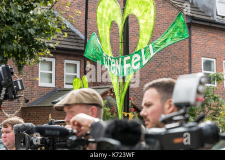 Kensington, London, Regno Unito. Xiv Sep, 2017. Notting Hill chiesa metodista è stato utilizzato per un feed video dal vivo dalla torre grenfell indagine e ha visto la partecipazione di sopravvissuti e i residenti locali che hanno espresso una mancanza di fiducia nel processo. più lamentati essi dovevano ancora essere rehoused o compensati per la loro perdita. Le troupe di attendere al di fuori dell'inchiesta di overflow di credito: Ian Davidson/alamy live news Foto Stock