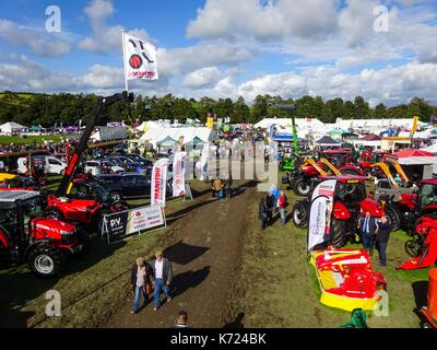 Cumbria, Regno Unito. 14 settembre 2017. Vedute aeree del Westmorland County Show in Cumbria. È il 218° show iniziato nel 1799. Il sole splendente ha incontrato migliaia di visitatori all'evento annuale presso la fiera vicino alla M6. Le varie attrazioni includono sale ristoro, artigianato, veicoli agricoli, spettacoli di animali ed equitazione. Foto scattata il 14/09/2017. Credito: Interrompi stampa Media/Alamy Live News Foto Stock