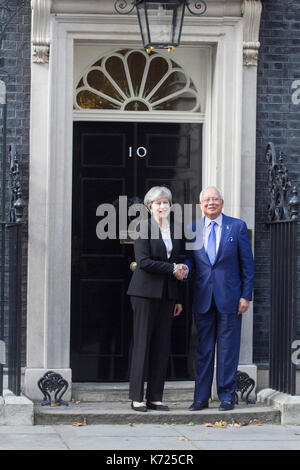 Londra, Regno Unito. Xiv Sep, 2017. primo ministro britannico theresa maggio accoglie Najib Razak primo ministro della Malaysia sui passi del n. 10 di Downing street credit: amer ghazzal/alamy live news Foto Stock