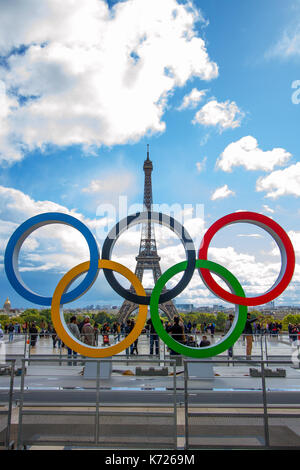 Parigi, Francia. Xiv Sep, 2017. Gli anelli olimpici essendo collocato di fronte alla Torre Eiffel in celebrazione della capitale francese ha vinto il diritto di hosting per il 2024 Giochi olimpici estivi. Credito: SOPA Immagini limitata/Alamy Live News Foto Stock