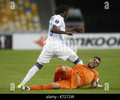 Settembre 14, 2017 - dieumerci mbokani (l ) della dinamo sistema VIES per la palla con bajram jashanica (r) di skã"nderbeu durante la UEFA Europa League gruppo b partita di calcio tra fc Dynamo Kyiv e fc skã"nderbeu, alla nsk olimpiyskyi in Kiev, Ucraina, 14 settembre 2017. Credito: anatolii stepanov/zuma filo/alamy live news Foto Stock