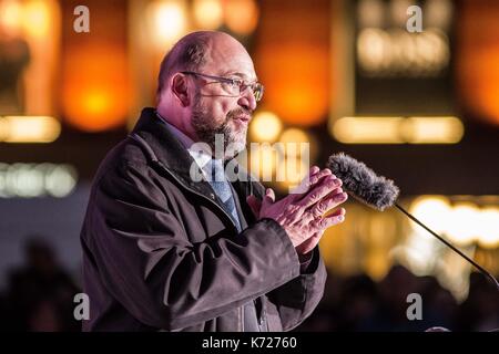 La città di new york, new york, Stati Uniti d'America. Xiv Sep, 2017. solo dieci giorni prima che il tedesco elezioni nazionali, ex presidente del Parlamento europeo e spd testa Martin Schulz è apparso a Monaco di Baviera la famosa Marienplatz in un tentativo di rally supporto per quello che gli analisti vedere come una sfida che balbetta all incombente Angela Merkel. Schulz è stato visto come la sorgente per una rinascita del precedentemente titubanti SPD (di sinistra) partito che in precedenza era presieduta dal vice-cancelliere e ministro degli affari esteri Sigmar GABRIEL. Tuttavia, dopo una serie di perdite regionale, supporto sembra aver pla Foto Stock