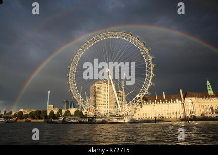 Un arcobaleno doppio, oltre l'Occhio di Londra sulla South Bank di Londra, Inghilterra, Regno Unito Foto Stock