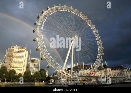 Un arcobaleno doppio, oltre l'Occhio di Londra sulla South Bank di Londra, Inghilterra, Regno Unito Foto Stock