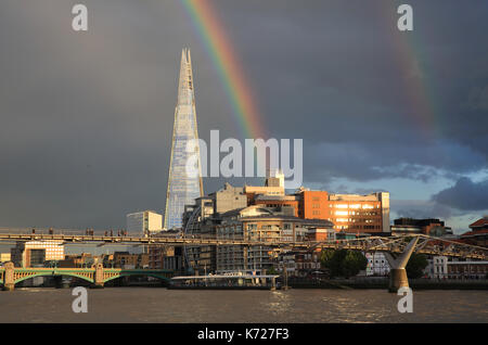 Il giovedì sera xiv un doppio arcobaleno è apparso su Shard su London South Bank. È seguita una giornata di perturbazioni atmosferiche con sole splendente e acquazzoni pesanti. Foto Stock
