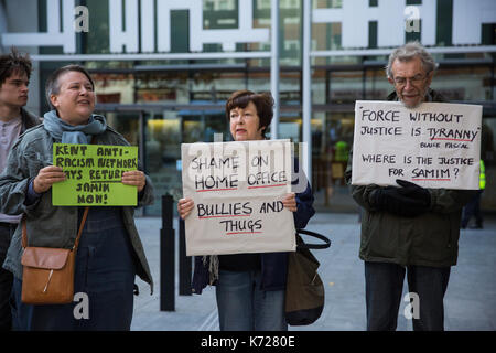 Londra, Regno Unito. 14 Settembre, 2017. I membri del partito dei Verdi e Kent Anti-Racism protesta di rete al di fuori dell'ufficio a casa per attirare l'attenzione sul caso di Samim Bigzad e a chiedere il suo ritorno in condizioni di sicurezza per il Regno Unito. Samim Bigzad, un profugo afgano che sono giunti nel Regno Unito dopo che i talebani hanno minacciato di decapitato di lui era detenuto dal governo britannico e poi deportati in Afghanistan via Istanbul a dispetto di una corte ingiunzione che vieta la sua deportazione. Due ad alta corte i giudici hanno effettuato ordini per chiedere a lui di essere portato indietro al Regno Unito come una questione di urgenza. Foto Stock
