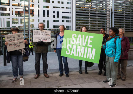 Londra, Regno Unito. 14 Settembre, 2017. I membri del partito dei Verdi e Kent Anti-Racism protesta di rete al di fuori dell'ufficio a casa per attirare l'attenzione sul caso di Samim Bigzad e a chiedere il suo ritorno in condizioni di sicurezza per il Regno Unito. Samim Bigzad, un profugo afgano che sono giunti nel Regno Unito dopo che i talebani hanno minacciato di decapitato di lui era detenuto dal governo britannico e poi deportati in Afghanistan via Istanbul a dispetto di una corte ingiunzione che vieta la sua deportazione. Due ad alta corte i giudici hanno effettuato ordini per chiedere a lui di essere portato indietro al Regno Unito come una questione di urgenza. Foto Stock