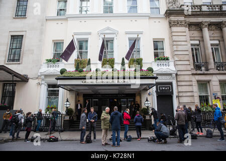 Londra, Regno Unito. 14 Settembre, 2017. I membri della stampa attendere al di fuori del Grand Connaught camere nel centro di Londra sul primo giorno del Grenfell indagine. Sir Martin Moore-Bick, il giudice in pensione che conduce l indagine, ha promesso "per arrivare alla verità di ciò che ha causato l'incendio dell'Grenfell Tower che ha ucciso almeno 80 persone. Credito: Mark Kerrison/Alamy Live News Foto Stock