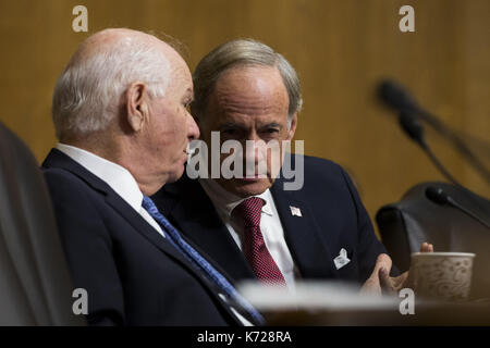 Washington, Distretto di Columbia, Stati Uniti d'America. Xiv Sep, 2017. Il senatore ben cardin (d-md) (sinistra) parla con il senatore ed markey (d-ma) Credito: Alex edelman/zuma filo/alamy live news Foto Stock