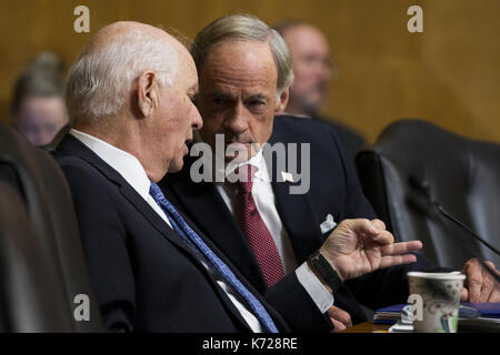 Washington, Distretto di Columbia, Stati Uniti d'America. Xiv Sep, 2017. Il senatore ben cardin (d-md) (sinistra) parla con il senatore ed markey (d-ma) Credito: Alex edelman/zuma filo/alamy live news Foto Stock