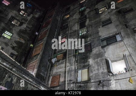 Sao Paulo, Brasile. Xiv Sep, 2017. vista notturna delle finestre illuminate di maua occupazione del movimento di alloggiamento della regione centrale, legate alle persone senza dimora nei movimenti, a mauá street nel centro di Sao Paulo. questa professione è minacciato di reintegrazione nel mese di ottobre del credito: alf ribeiro/alamy live news Foto Stock