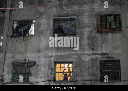 Sao Paulo, Brasile. Xiv Sep, 2017. vista notturna delle finestre illuminate di maua occupazione del movimento di alloggiamento della regione centrale, legate alle persone senza dimora nei movimenti, a mauá street nel centro di Sao Paulo. questa professione è minacciato di reintegrazione nel mese di ottobre del credito: alf ribeiro/alamy live news Foto Stock